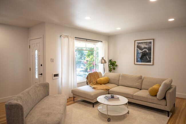 Building Photo - 3 Bedrooms + 2 Bathrooms | Midtown Ventura | Furnished or Unfurnished