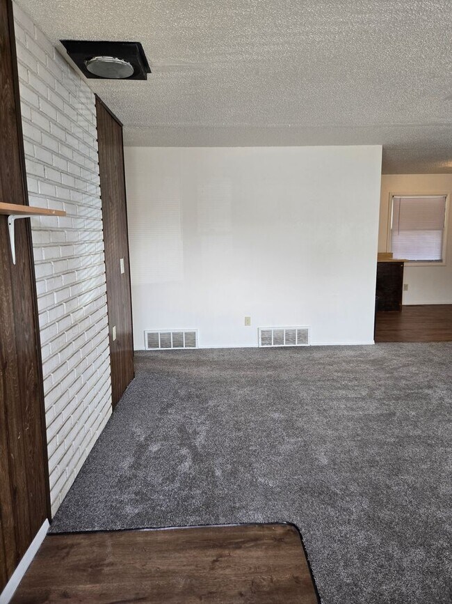 Building Photo - 318-320 N 19th Ave