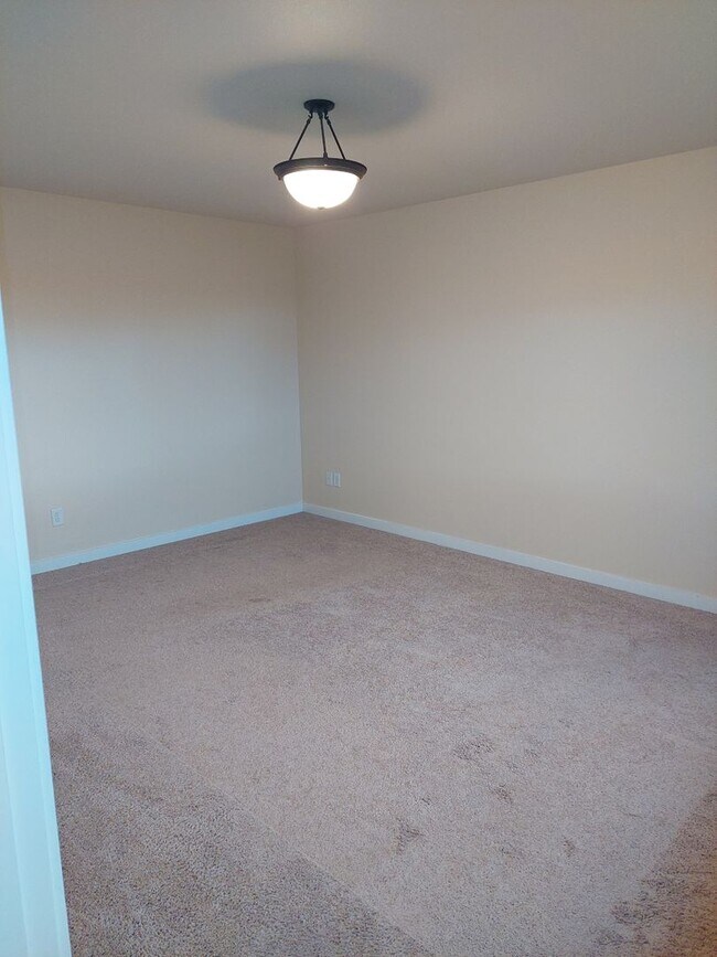 Building Photo - 2200 Greenview Cir