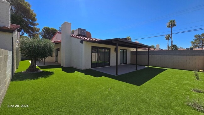 Building Photo - Stunning 3bed/2bath home nestled in a grea...