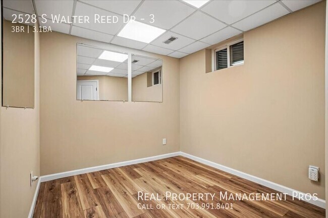 Building Photo - 2528 S Walter Reed Dr