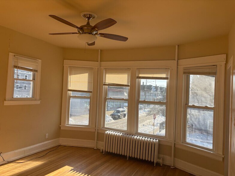 Building Photo - 252 Maplewood Ave