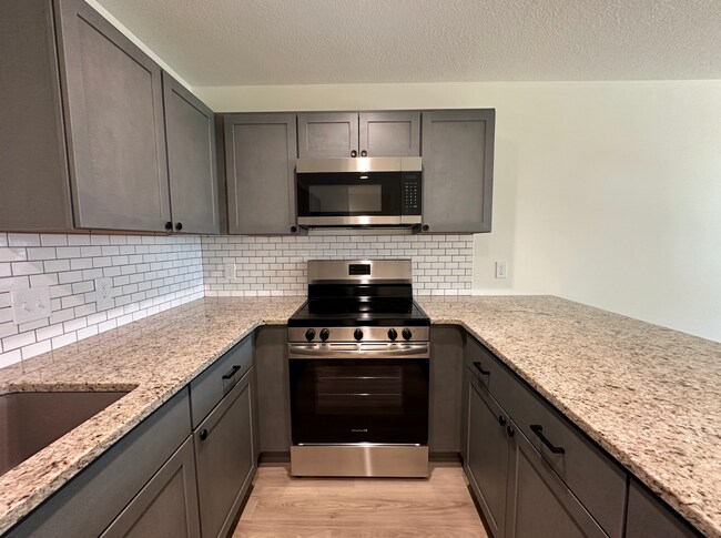 Building Photo - 2 Bedroom/1 Bath Duplex Available For Rent