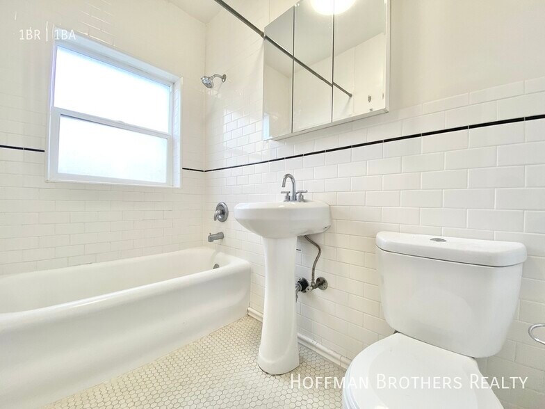 Building Photo - 800 N Las Palmas Ave