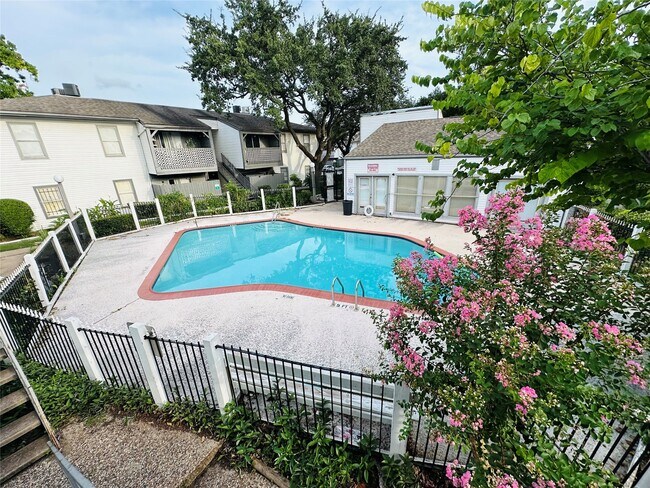 Building Photo - 7200 Clarewood Dr