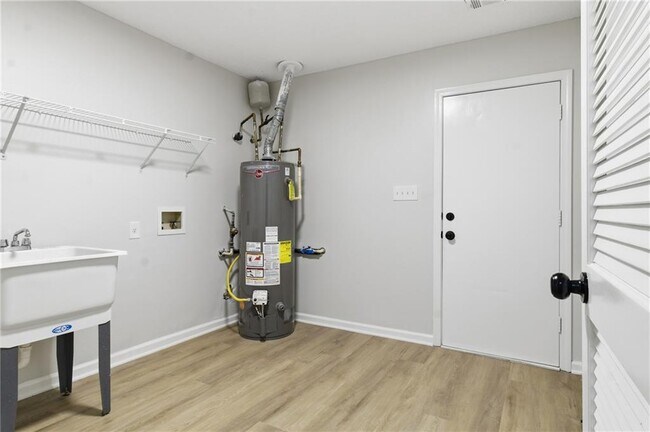 Building Photo - 2110 Meadow View Ct