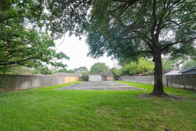 Building Photo - 14110 Greenway Dr