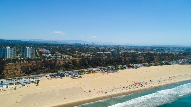 Building Photo - 140 San Vicente Blvd