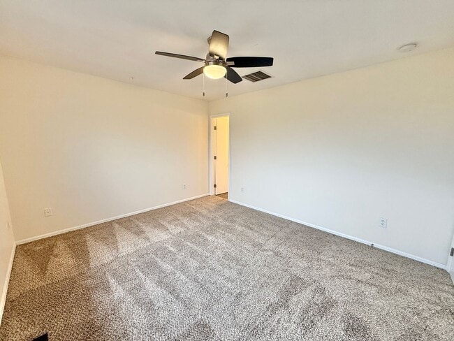 Building Photo - 636 E Clarion Dr