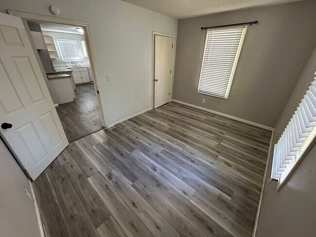 Building Photo - 3 bed/ 1 Bath