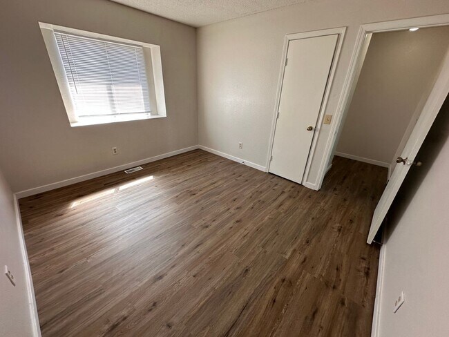 Building Photo - $895 - 2 bed 1.5 bath beautiful bi-level a...