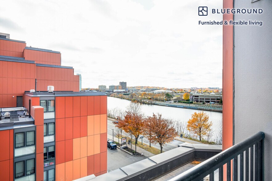 Building Photo - 812 Memorial Dr