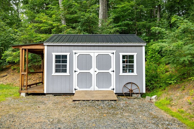 Building Photo - Spacious Single-Level Family Home