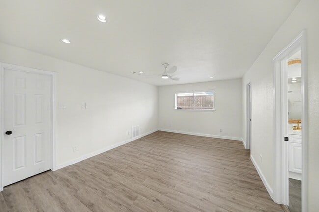 Building Photo - 3204 Lynbrook Dr