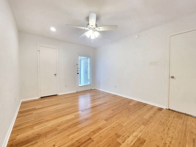 Building Photo - Modern and Cozy 2/BR 2/BA Home in Gated Co...