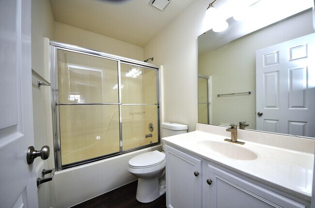 Building Photo - 667 Lakewood Dr