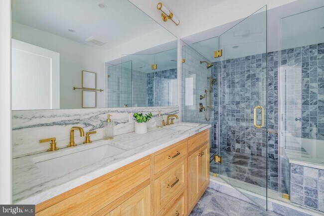 Building Photo - 2460 Ontario Rd NW