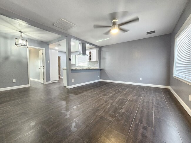 Building Photo - Charming Home 3 bedrooms 1 bath Large Yard.