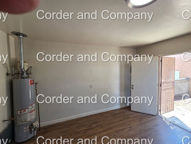 Building Photo - Cute 2 Bedroom 1 Bathroom Duplex Located i...