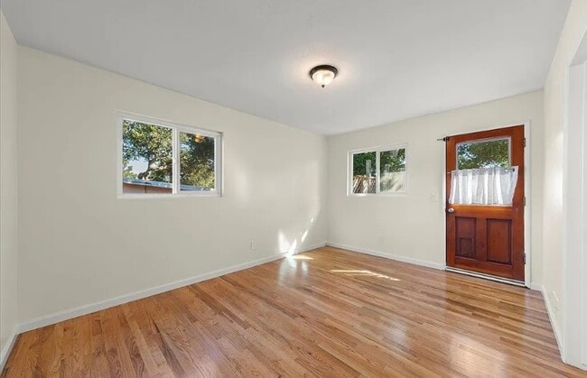 Building Photo - For rent