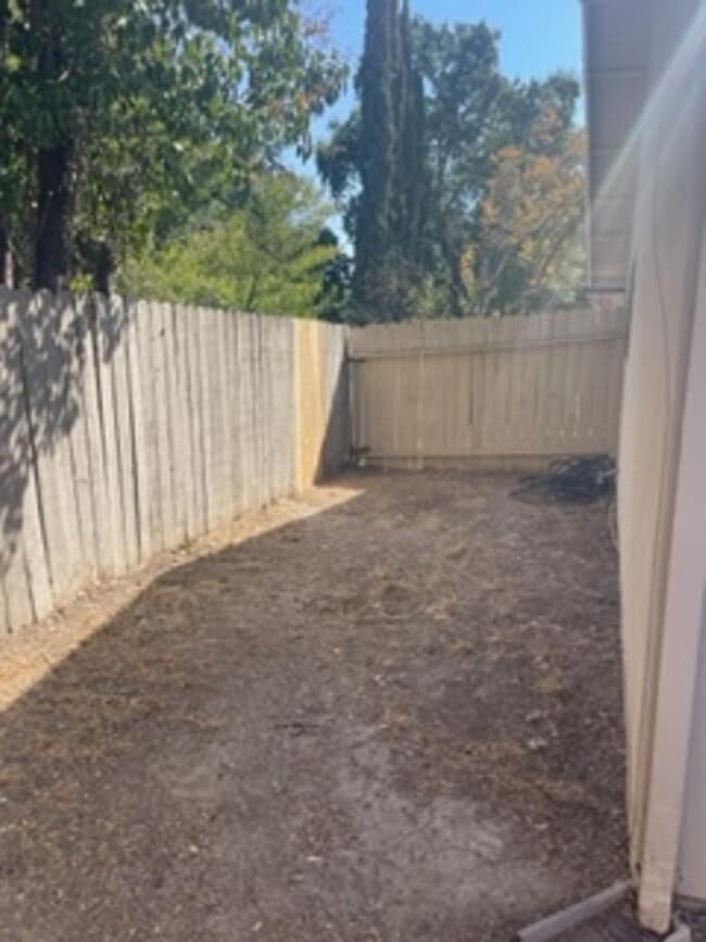 Building Photo - Great 3 Bed 2 Bath Duplex