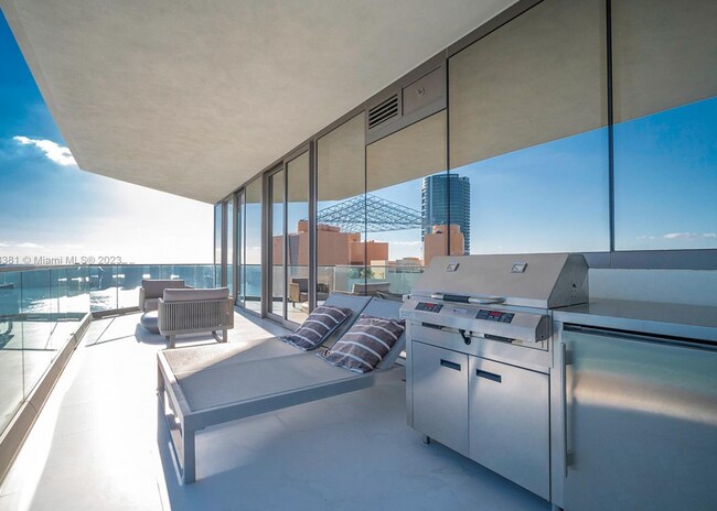 Building Photo - 18975 Collins Ave