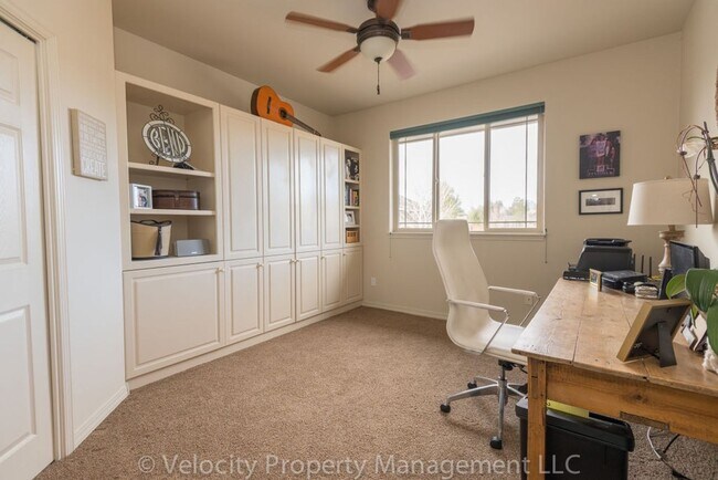 Building Photo - Beautiful Townhouse in Broken Top with Two...