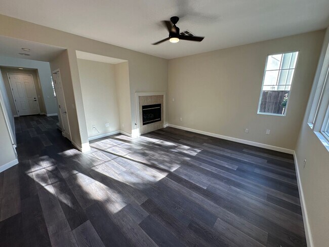 Building Photo - Beautiful 4 Bedroom, 2.5 Bath Tracy Home /...