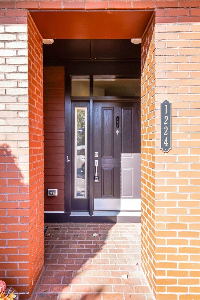 Building Photo - Updated 3br/2.5ba Condo Townhome Alexandria Walk to Metro