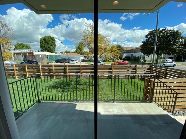 Building Photo - NEW SMART*4BD*4BA*TOWNHOME/ROOF DECK*CENTRAL AIR/HEAT*STAINLESS STEEL APPLIANCES*WASHER/DRYER IN ...