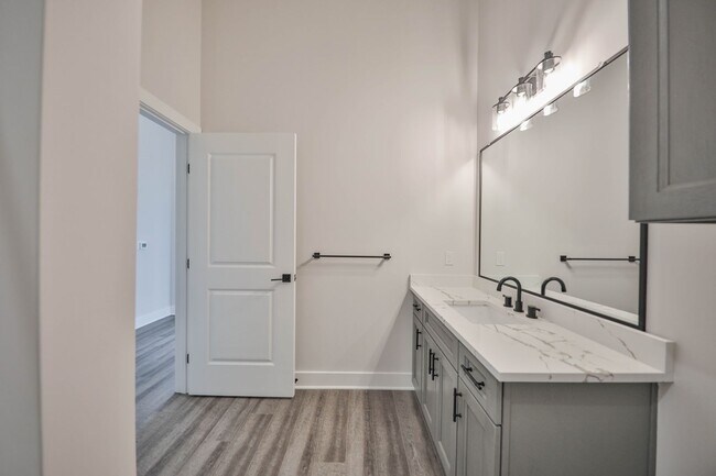 Building Photo - Brand New Luxury unit on Broadway in Bangor!