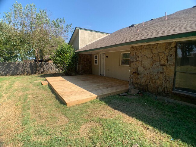 Building Photo - 5 Bedroom Choctaw!