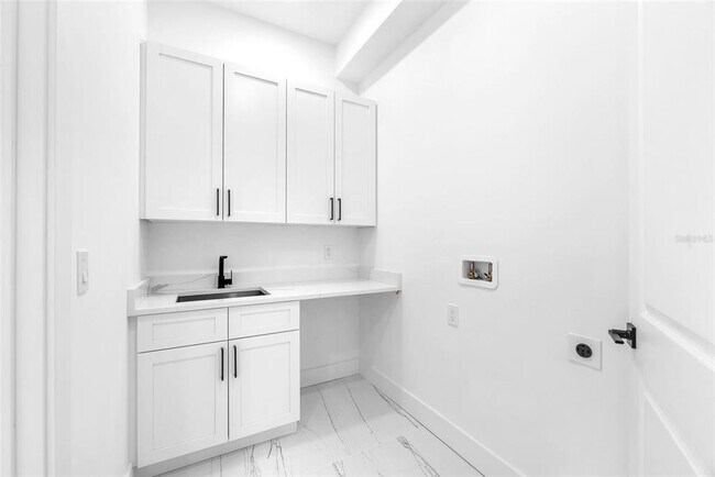 Building Photo - 11921 Fort King Hwy