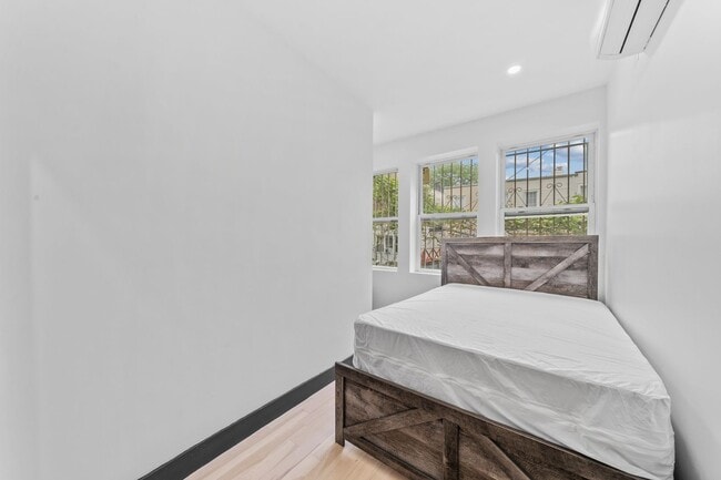 Building Photo - 2458 Lorillard Pl