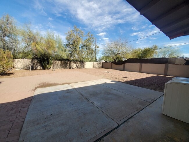 Building Photo - 4 bedroom, 1.5 bath - North Phoenix - Big ...