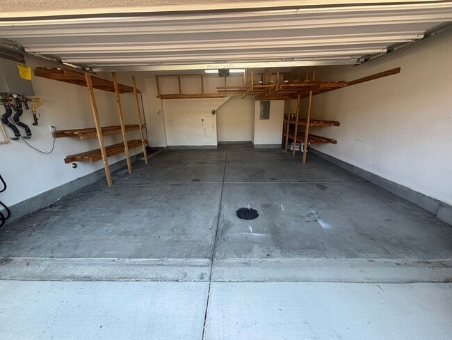 Building Photo - Stylish 3 Bedroom Home in the Gated River ...