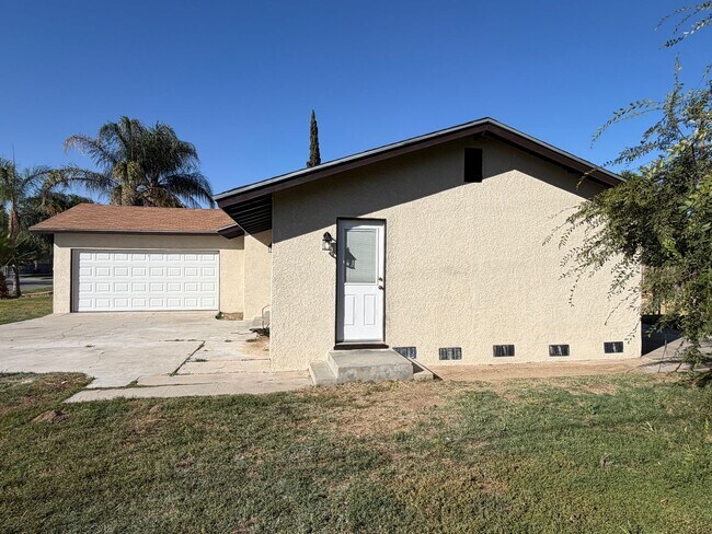 Building Photo - Newley Remodeled 3 BD 2 BA house with Big lot in SW Bakersfield