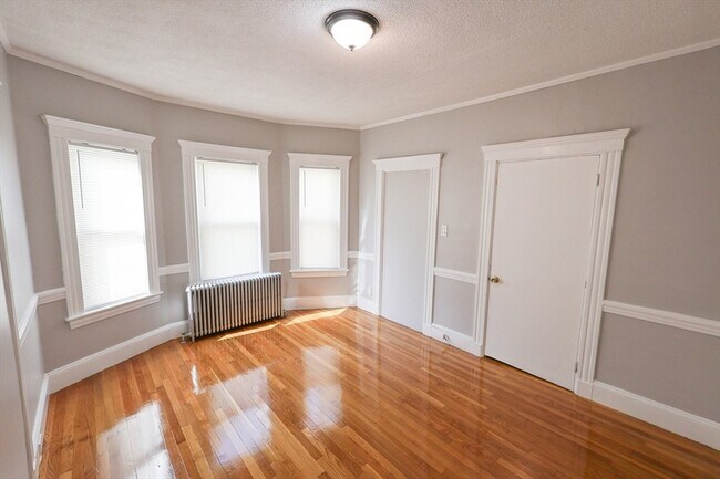 Building Photo - 129 Draper St