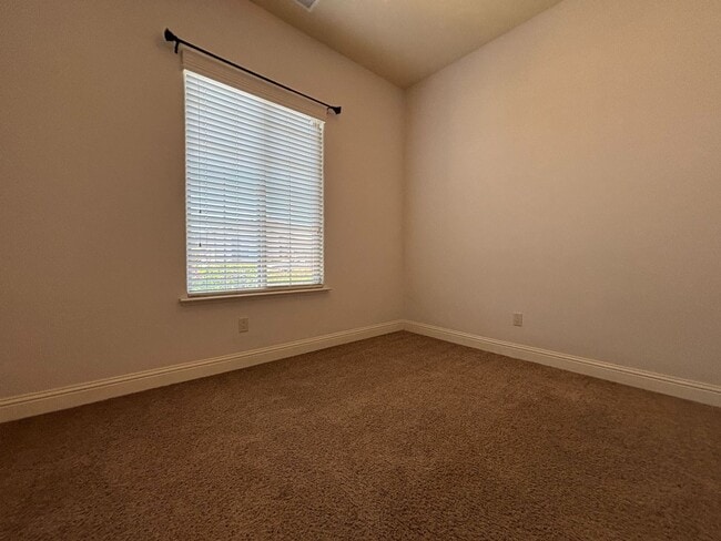 Building Photo - Beautiful 3 bedroom 2 bathroom