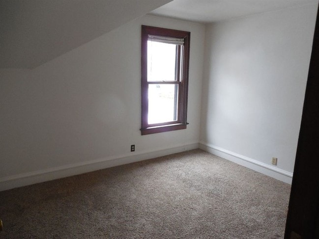 Building Photo - 916 N Durkee St