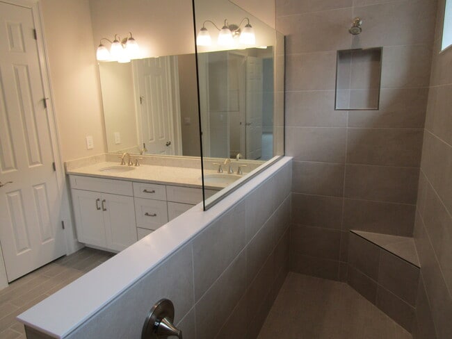 Building Photo - 608 Maraviya Blvd