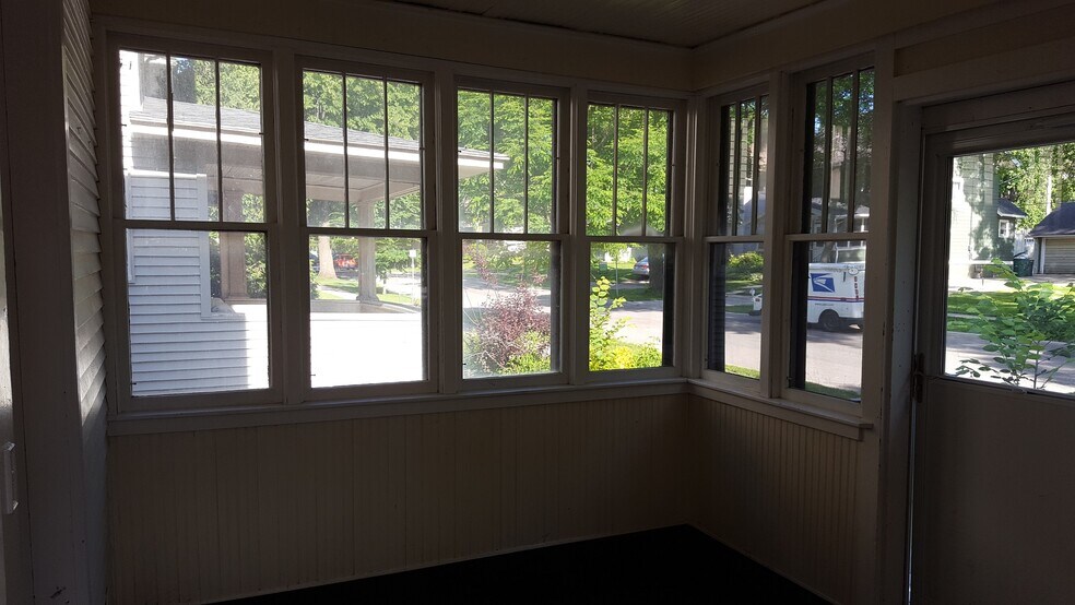 Front porch (screened) - 1005 1st St SW