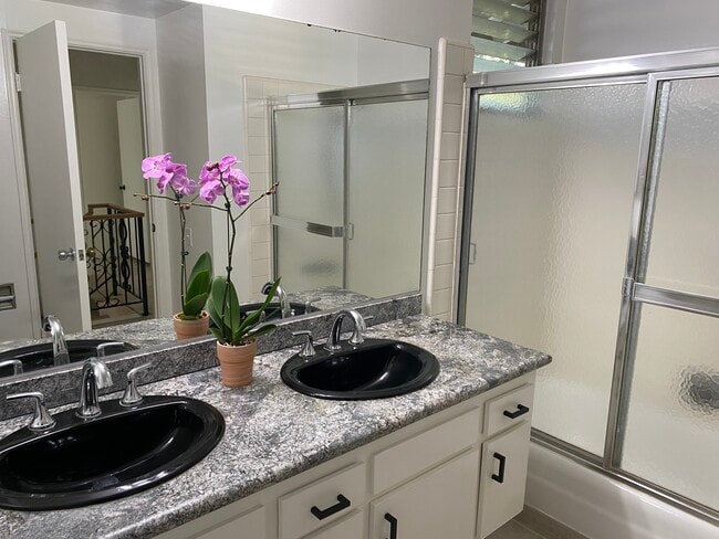 Building Photo - 5541 Bellaire Ave