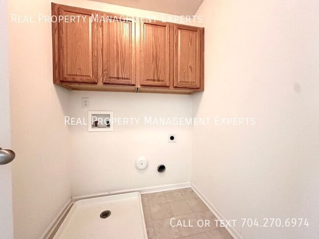 Building Photo - 10834 Glenluce Ave