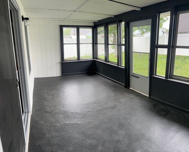 Building Photo - Pennsbury School District  Available for m...