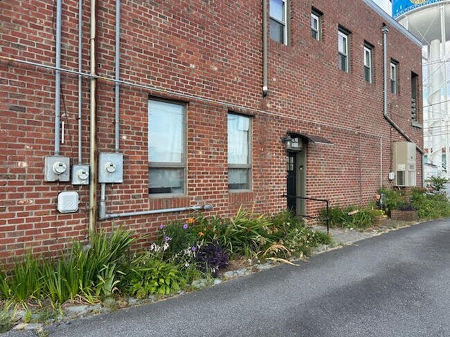 Building Photo - 1BR/1.5BA Downtown FURNISHED Apartment