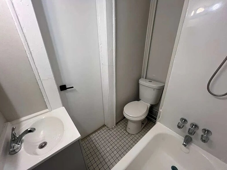 Building Photo - 545 E 38th St