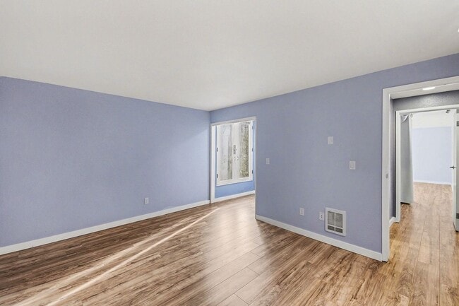 Building Photo - 13820 NE 65th St