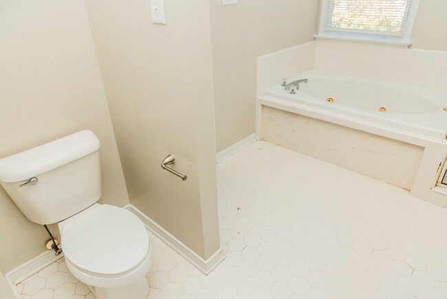 Building Photo - Lovely 3 bedroom, 2.5 Bathroom townhouse s...