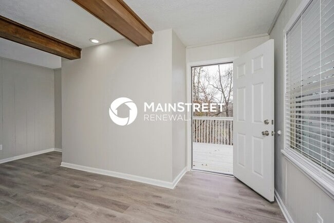 Building Photo - 3 Bedroom Pet-Friendly Home in LOUISVILLE, KY with Main Street Renewal